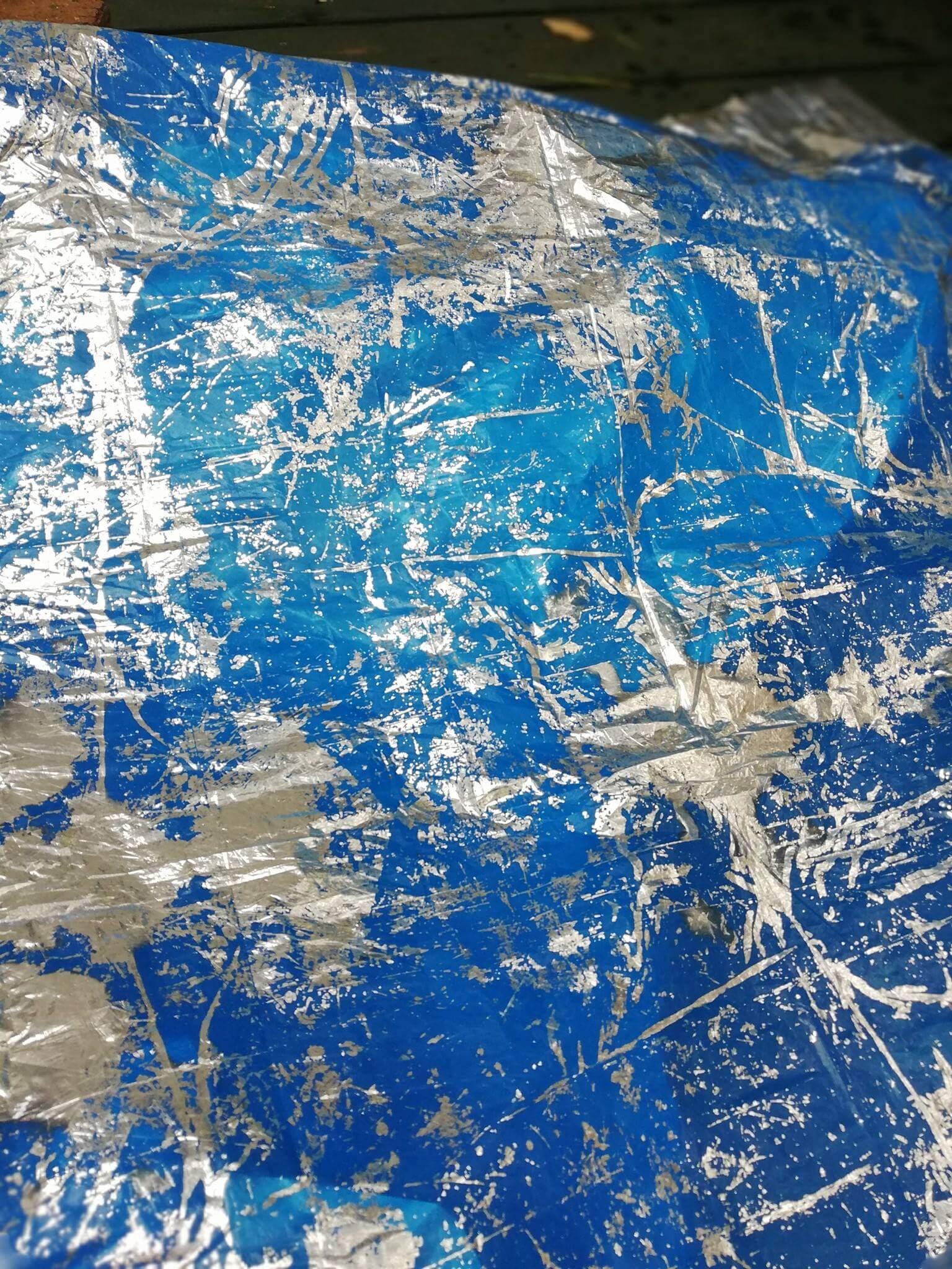 SOLエマージェンシー・ブランケットをグラウンド・シートとして使うときのお手入れティップス